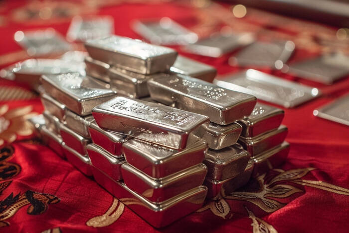 Silver (XAG) Forecast: Will Geopolitical Risks and Higher Gold Prices Drive Silver to $32.28?